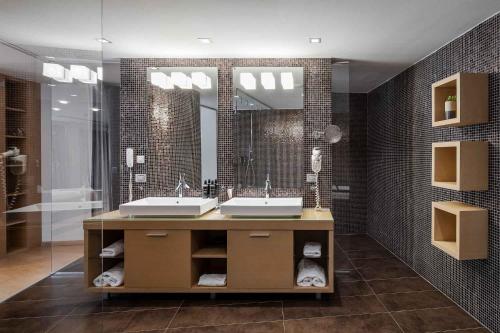 Suite Royal con jardín en la azotea, bañera de hidromasaje y vistas panorámicas del hotel Eurostars Queen of Montenegro. Foto 1