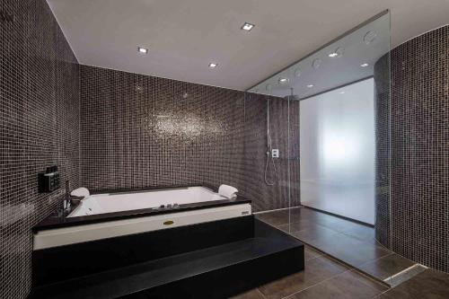 Suite Royal con jardín en la azotea, bañera de hidromasaje y vistas panorámicas del hotel Eurostars Queen of Montenegro. Foto 4