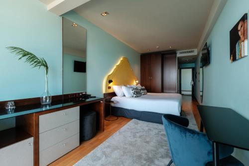 Habitación Doble Deluxe con Balcón del hotel Eurostars Queen of Montenegro. Foto 1