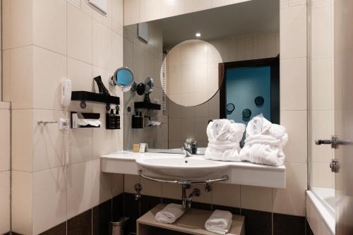 Habitación Doble Deluxe con Balcón del hotel Eurostars Queen of Montenegro. Foto 2