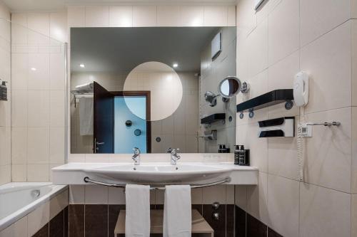 Habitación Doble Deluxe con Balcón del hotel Eurostars Queen of Montenegro. Foto 4