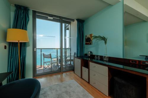 Habitación Doble Deluxe con balcón y vistas al mar del hotel Eurostars Queen of Montenegro