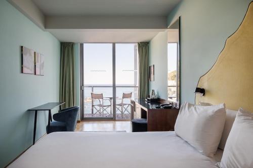 Habitación Doble Deluxe con balcón y vistas al mar del hotel Eurostars Queen of Montenegro. Foto 4