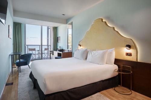 Habitación Doble Deluxe con balcón y vistas al mar del hotel Eurostars Queen of Montenegro. Foto 5