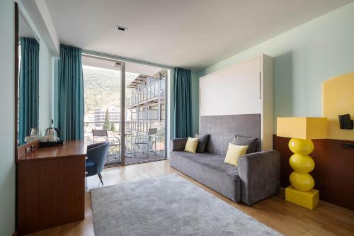 Habitación Doble Premium con balcón del hotel Eurostars Queen of Montenegro. Foto 2
