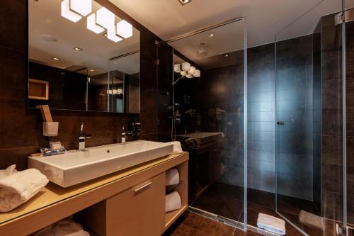 Suite Premium con terraza del hotel Eurostars Queen of Montenegro. Foto 2