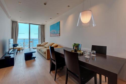 Habitación familiar Royal con terraza y vistas al mar del hotel Eurostars Queen of Montenegro