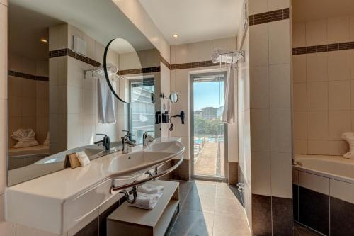 Suite Junior con terraza del hotel Eurostars Queen of Montenegro. Foto 2