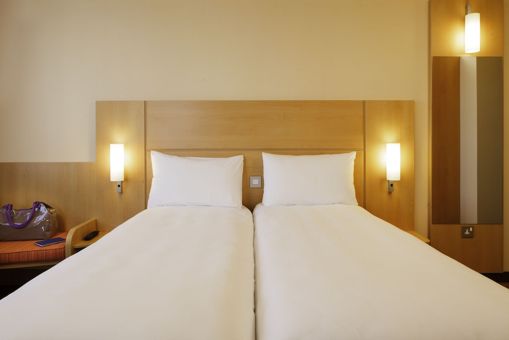Habitación twin con 2 camas del hotel Ibis Aberdeen Centre - Quayside. Foto 1