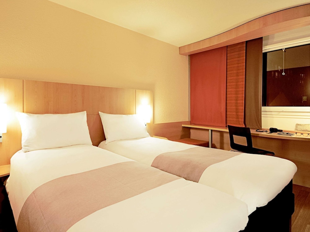 Habitación twin con 2 camas del hotel Ibis Aberdeen Centre - Quayside. Foto 4