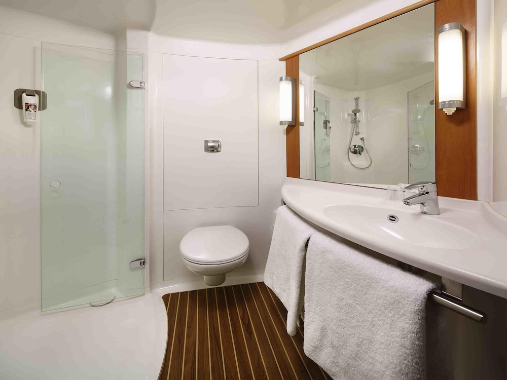 Habitación twin con 2 camas del hotel Ibis Aberdeen Centre - Quayside. Foto 9