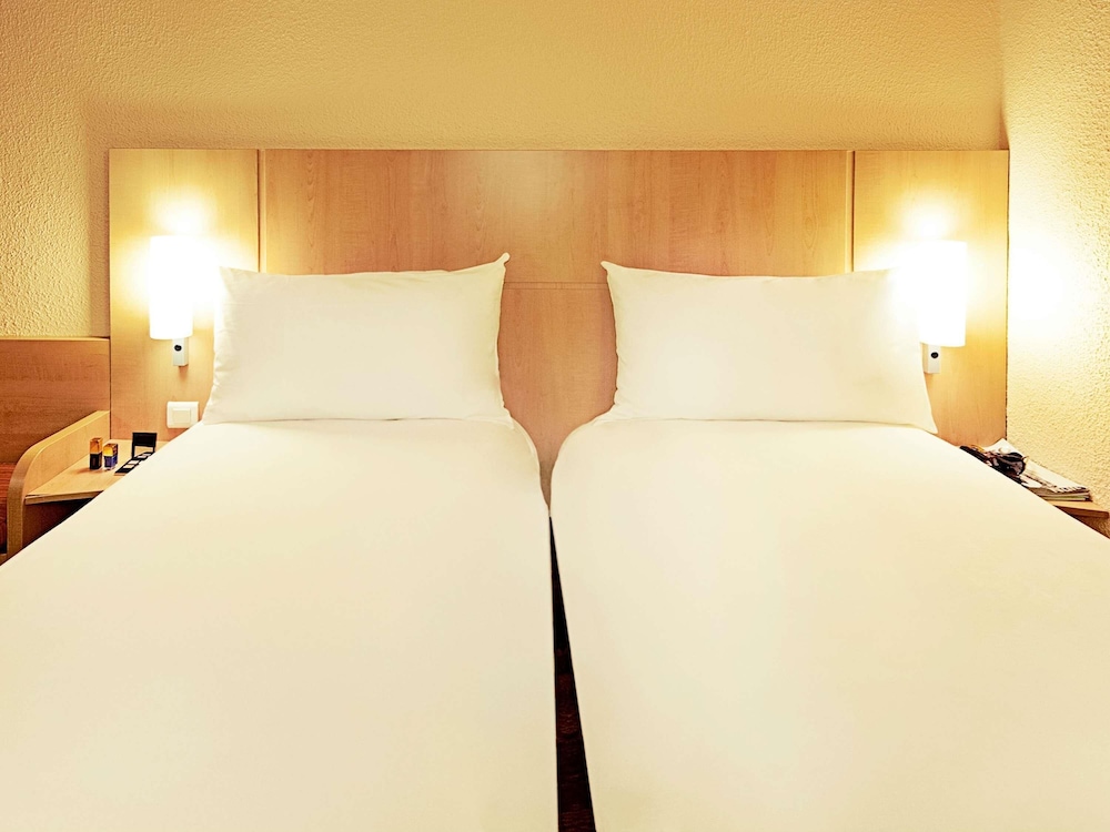 Habitación twin con 2 camas del hotel Ibis Aberdeen Centre - Quayside. Foto 10
