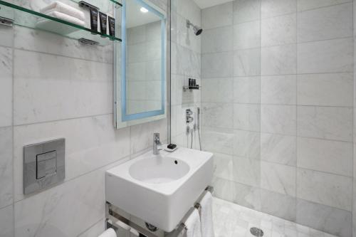 Habitación adaptada para personas con discapacidad con ducha accesible en silla de ruedas - 1 cama grande del hotel Dream Midtown. Foto 2