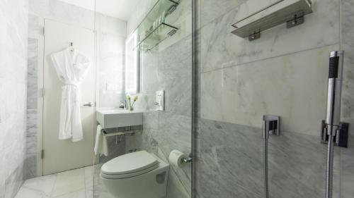 Habitación Silver - 1 cama extragrande del hotel Dream Midtown. Foto 4