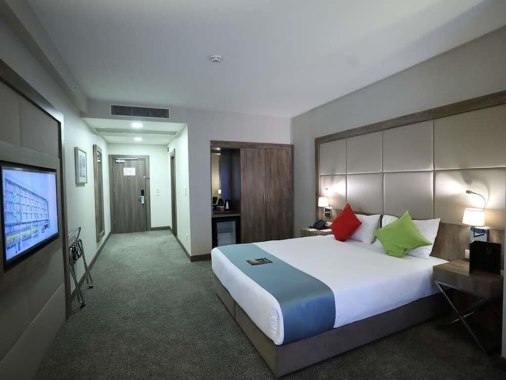 Habitación Superior (Cama Francesa) del hotel Ibis Styles Istanbul Bomonti. Foto 1