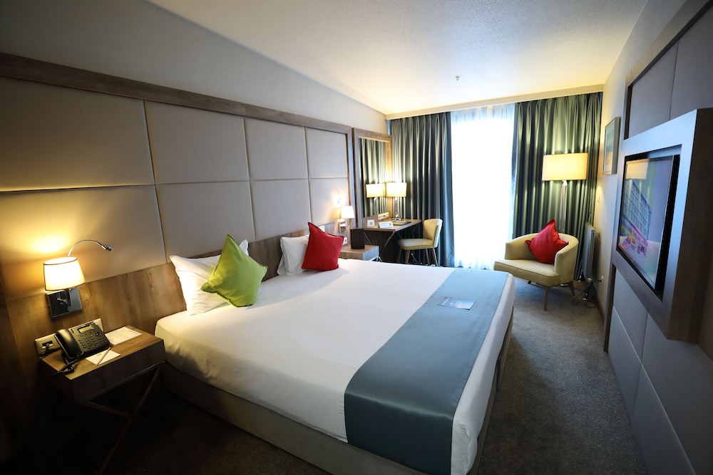 Habitación Deluxe con Balcón (Francesa) del hotel Ibis Styles Istanbul Bomonti. Foto 1