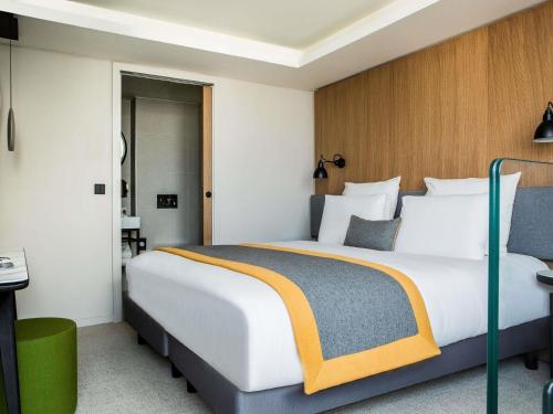 Habitación Doble Privilege con balcón del hotel Mercure Paris 17 Batignolles