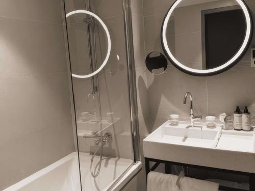 Habitación Doble Superior con balcón del hotel Mercure Paris 17 Batignolles. Foto 2