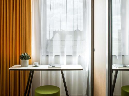 Habitación Doble Superior con balcón del hotel Mercure Paris 17 Batignolles. Foto 6