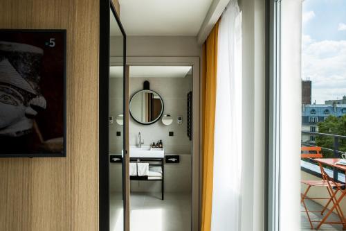 Habitación Doble Superior con balcón del hotel Mercure Paris 17 Batignolles. Foto 12