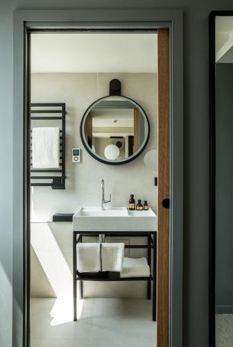 Habitación Doble Superior con balcón del hotel Mercure Paris 17 Batignolles. Foto 16