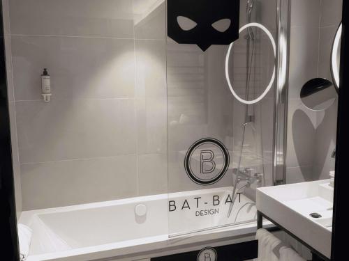 Habitación Doble Privilege con balcón del hotel Mercure Paris 17 Batignolles. Foto 6