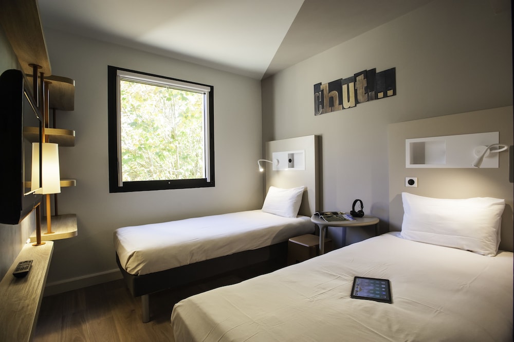 Habitación con camas individuales del hotel Ibis Budget Chateau Thierry. Foto 1