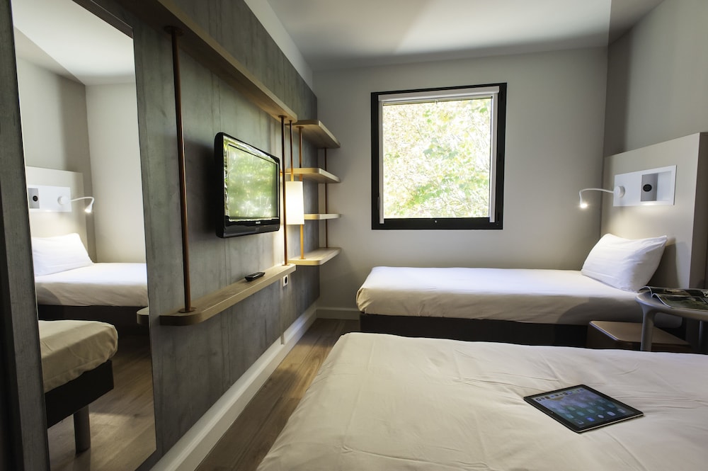 Habitación con camas individuales del hotel Ibis Budget Chateau Thierry. Foto 2