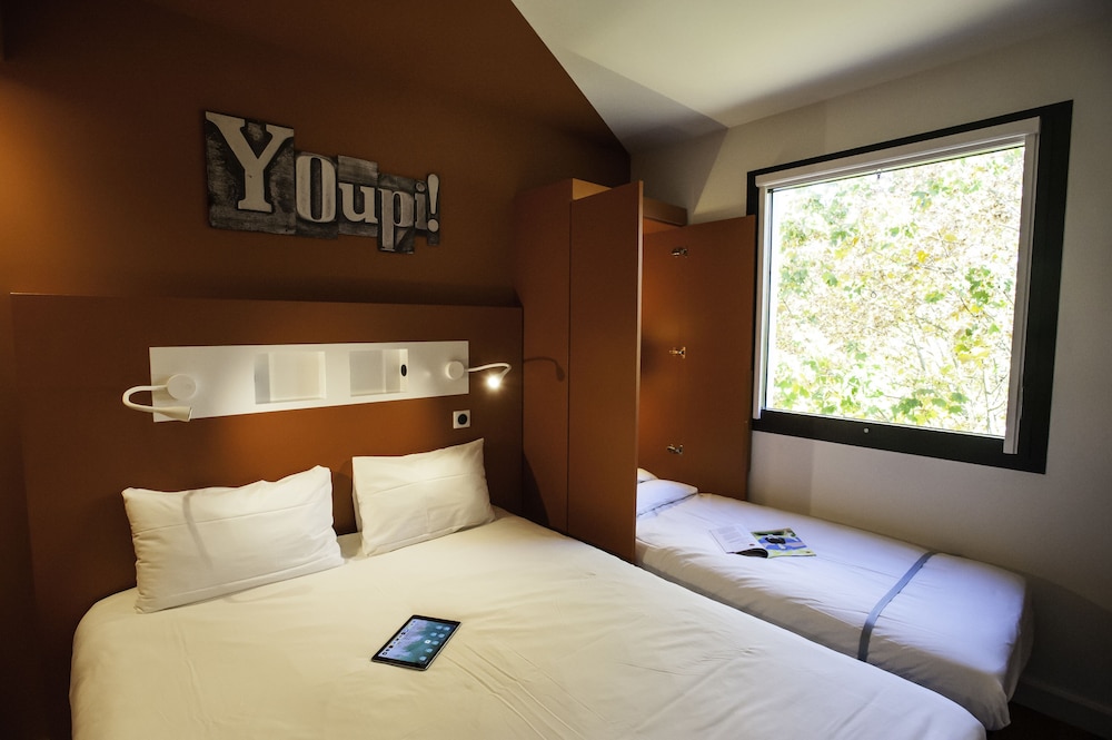 Habitación con camas individuales del hotel Ibis Budget Chateau Thierry. Foto 3