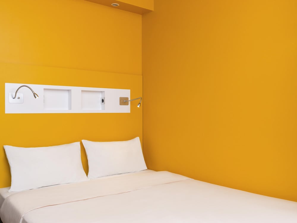 Habitación con camas individuales del hotel Ibis Budget Chateau Thierry. Foto 14