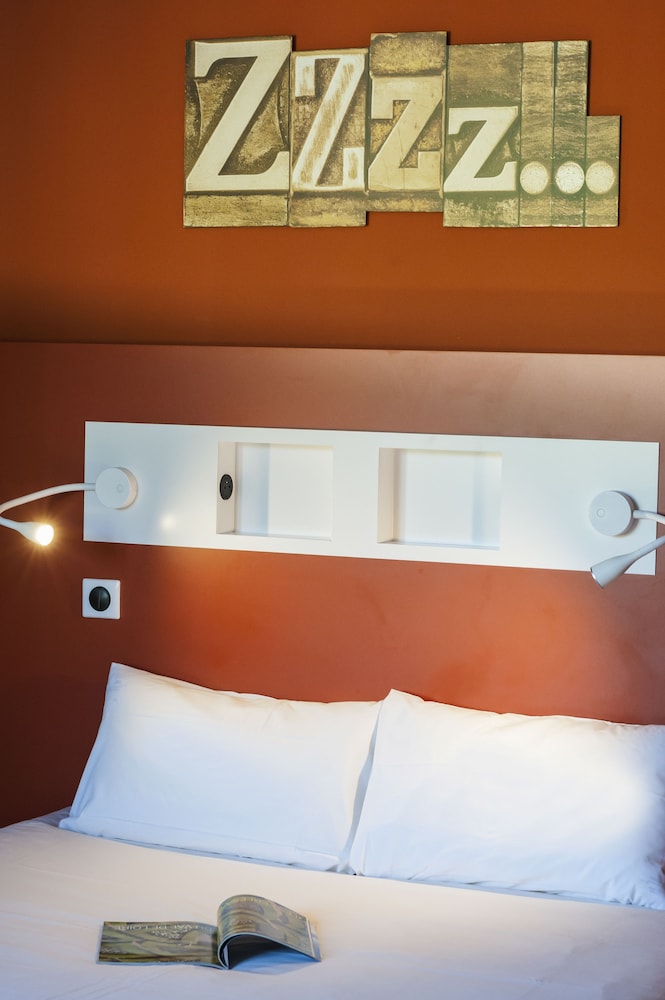 Habitación con camas individuales del hotel Ibis Budget Chateau Thierry. Foto 16