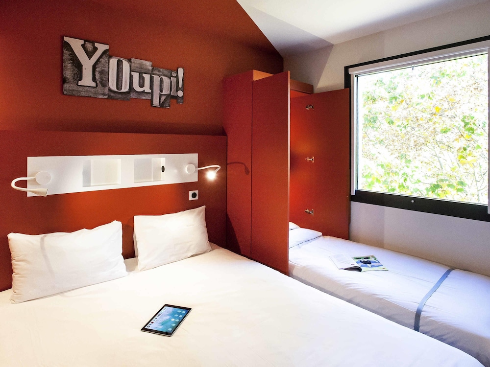 HABITACIÓN TRIPLE con 1 cama doble y 1 cama plegable del hotel Ibis Budget Chateau Thierry