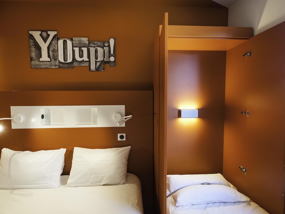 HABITACIÓN TRIPLE con 1 cama doble y 1 cama plegable del hotel Ibis Budget Chateau Thierry. Foto 15