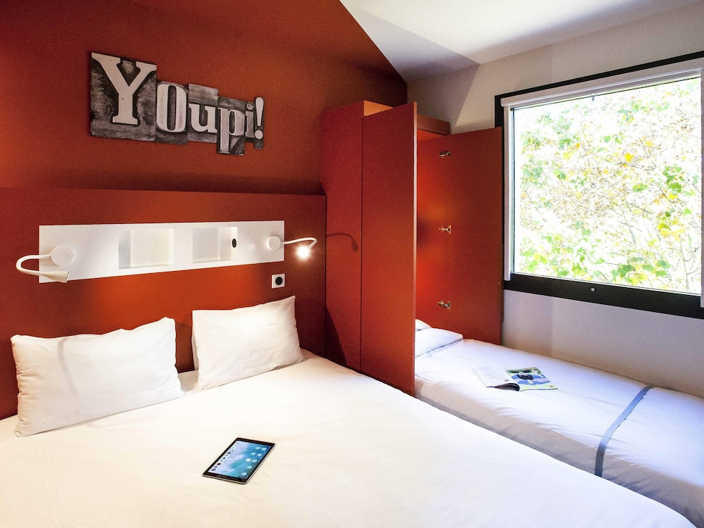 HABITACIÓN TRIPLE con 1 cama doble y 1 cama plegable del hotel Ibis Budget Chateau Thierry. Foto 13