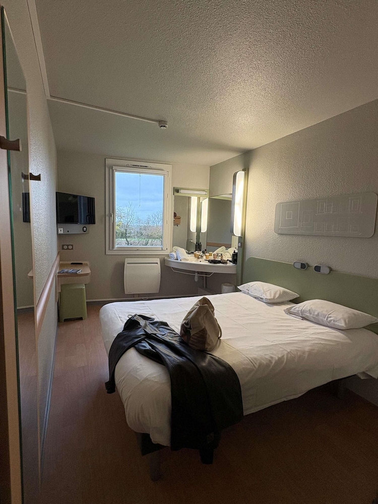 Habitación Doble con cama grande del hotel Ibis Budget Granville. Foto 6
