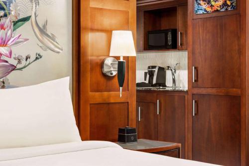 Habitación con cama extragrande, zona de cocina y sofá cama del hotel Viana Hotel and Spa, Trademark Collection by Wyndham. Foto 1