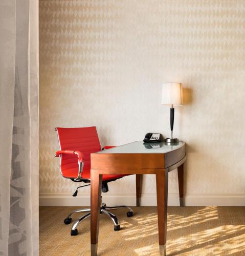 Habitación Doble con 2 camas dobles - Adaptada para personas de movilidad reducida o con discapacidad auditiva del hotel Viana Hotel and Spa, Trademark Collection by Wyndham. Foto 3