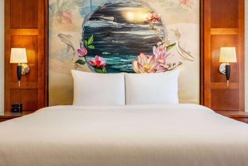 King Room with Mobility/Hearing Accessible Room, Roll - In Shower, Non - Smoking del hotel Viana Hotel and Spa, Trademark Collection by Wyndham. Foto 1