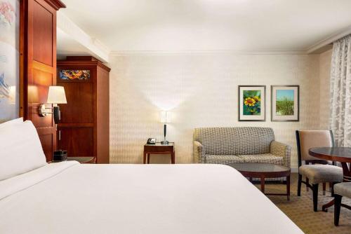 King Room with Studio Room, Non - Smoking del hotel Viana Hotel and Spa, Trademark Collection by Wyndham. Foto 1