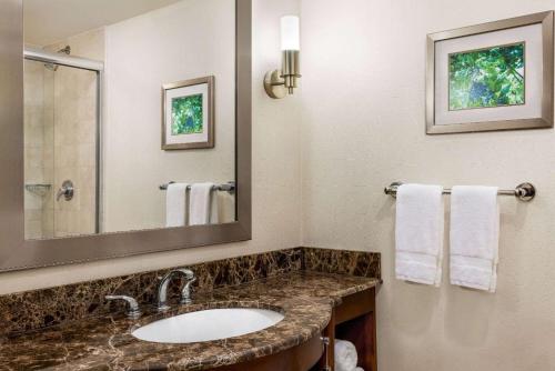 King Room with Studio Room, Non - Smoking del hotel Viana Hotel and Spa, Trademark Collection by Wyndham. Foto 2