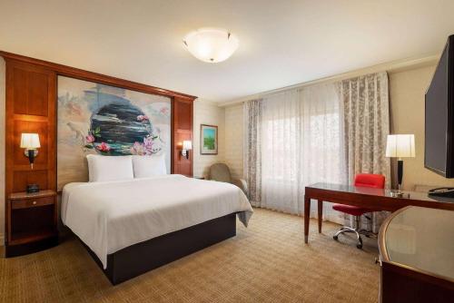 Habitación Deluxe con cama extragrande del hotel Viana Hotel and Spa, Trademark Collection by Wyndham