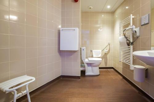Habitación adaptada para personas con movilidad reducida - Cama grande del hotel Le Richemont. Foto 1
