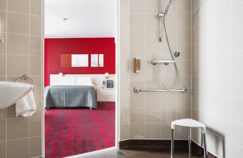 Habitación adaptada para personas con movilidad reducida - Cama grande del hotel Le Richemont. Foto 2