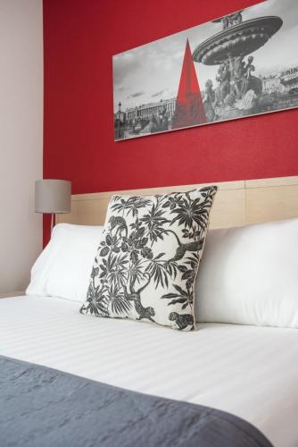 Habitación adaptada para personas con movilidad reducida - Cama grande del hotel Le Richemont. Foto 3