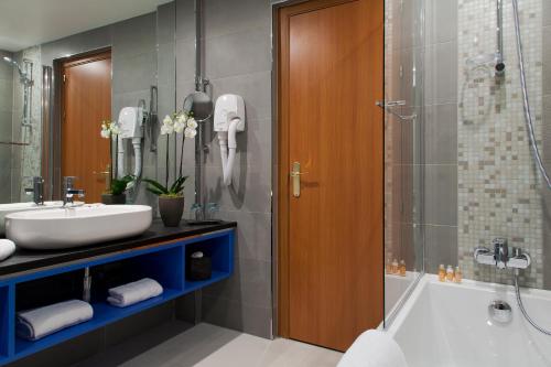 Habitación cuádruple del hotel Timhotel Opera Blanche Fontaine. Foto 6
