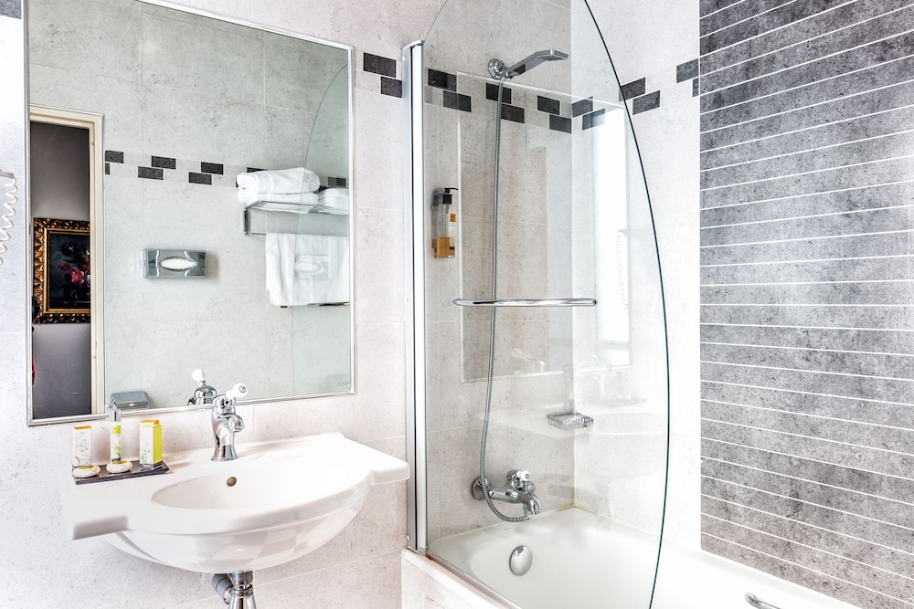 Habitación Triple Deluxe del hotel Regence Paris. Foto 4