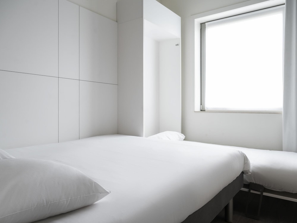 Habitación con una cama doble y una cama plegable del hotel Ibis Budget Oostende Airport. Foto 2