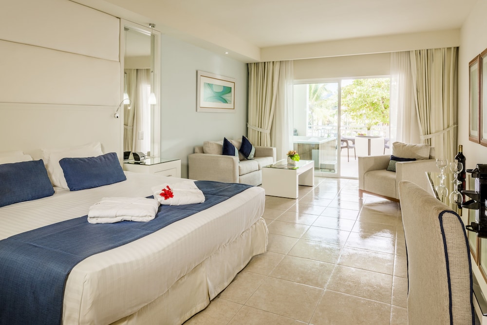 Privilege Honeymoon Junior Suite Pool View del hotel Ocean Blue And Sand Beach Resort. Foto 2