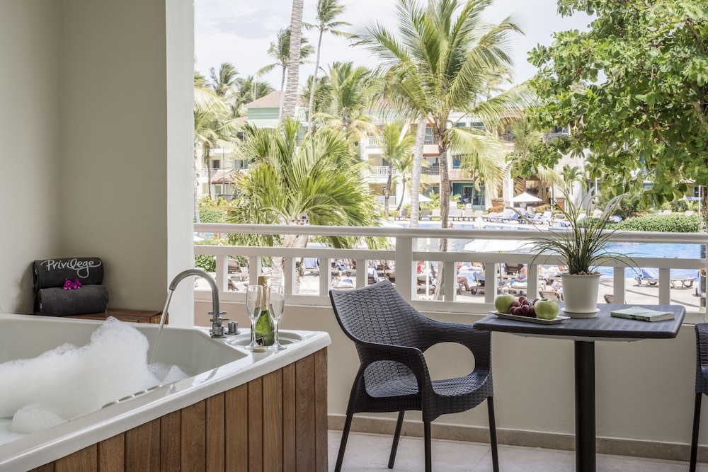 Privilege Honeymoon Junior Suite Pool View del hotel Ocean Blue And Sand Beach Resort. Foto 3