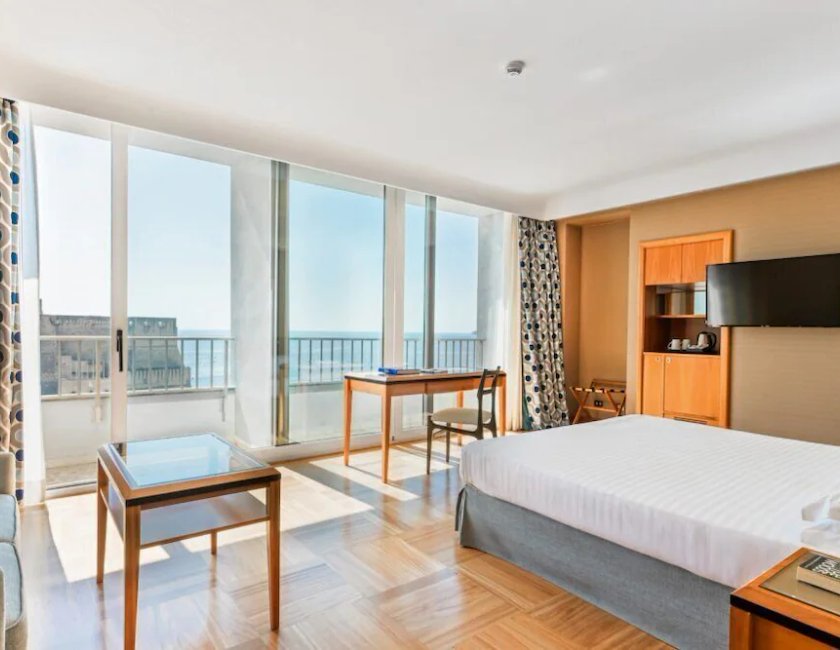 Habitación Deluxe doble, vistas al mar del hotel Royal Continental Naples